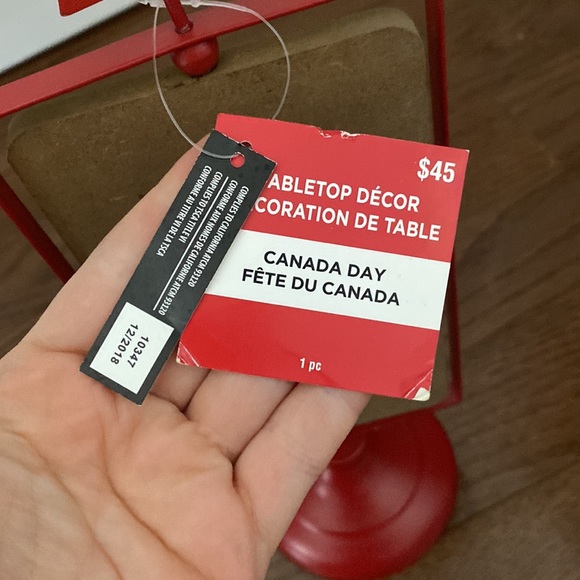 Canadian decor with metal base and wooden maple leaf - Picture 5 of 7